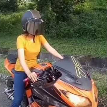 Cewe cantik bawa motor sport