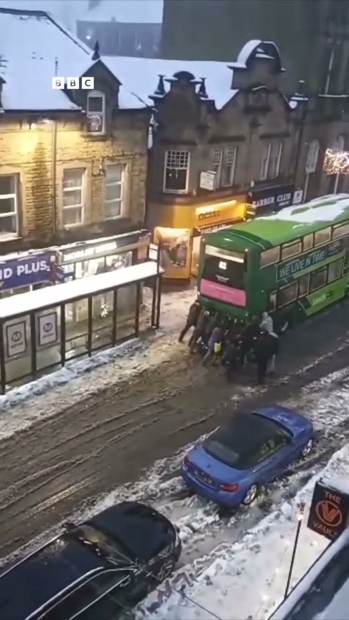 This is the moment a group of young people helped free a bus in Leeds