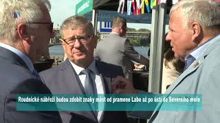Roudnické nábřeží zdobí znaky měst