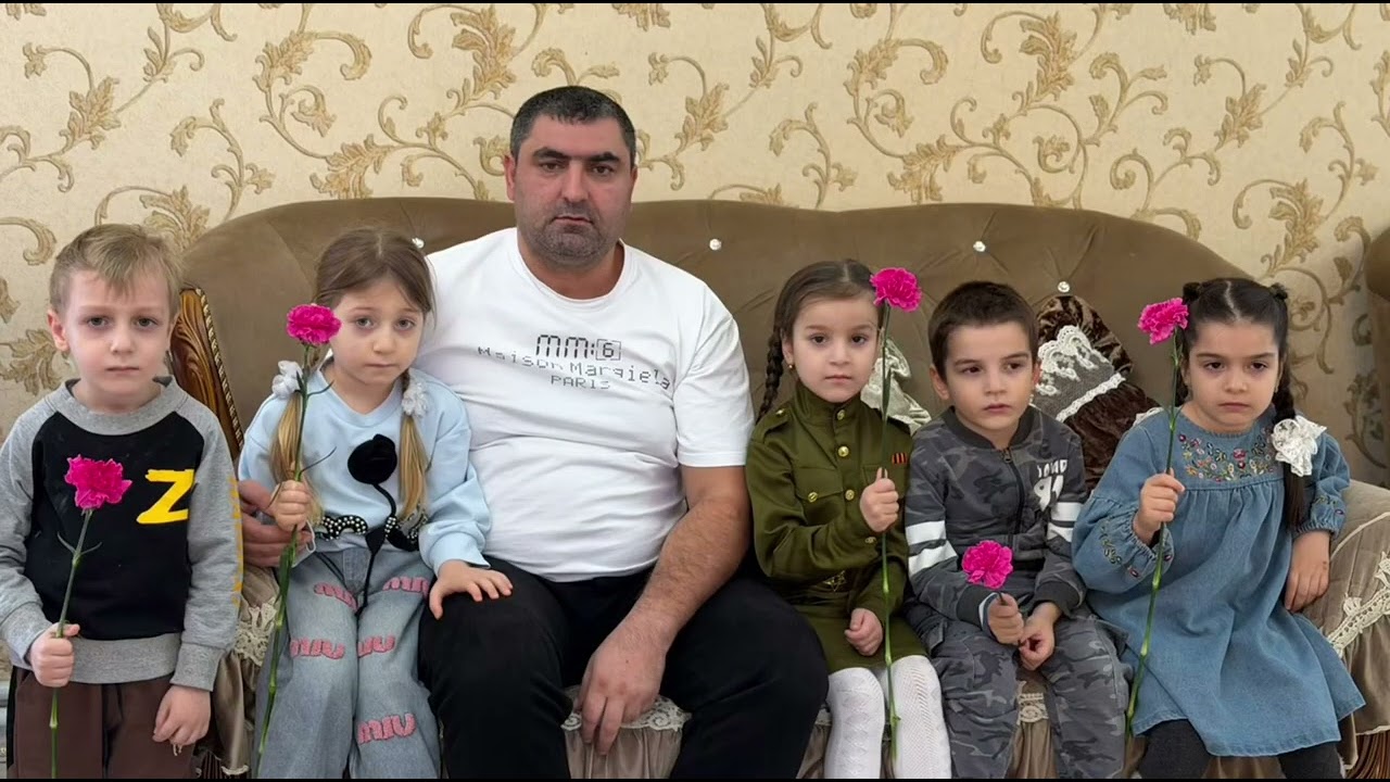 Воспитанники детского сада «Радуга» посетили раненного участника СВО на дому