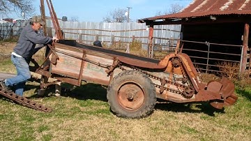 Unloading the New Idea M14A Manure Spreader