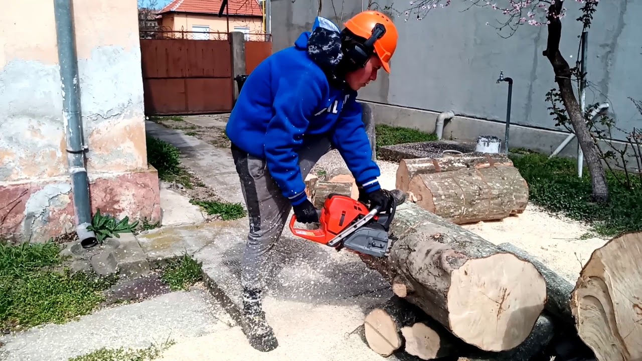 Cutting some logs with Husqvarna 572xp - YouTube