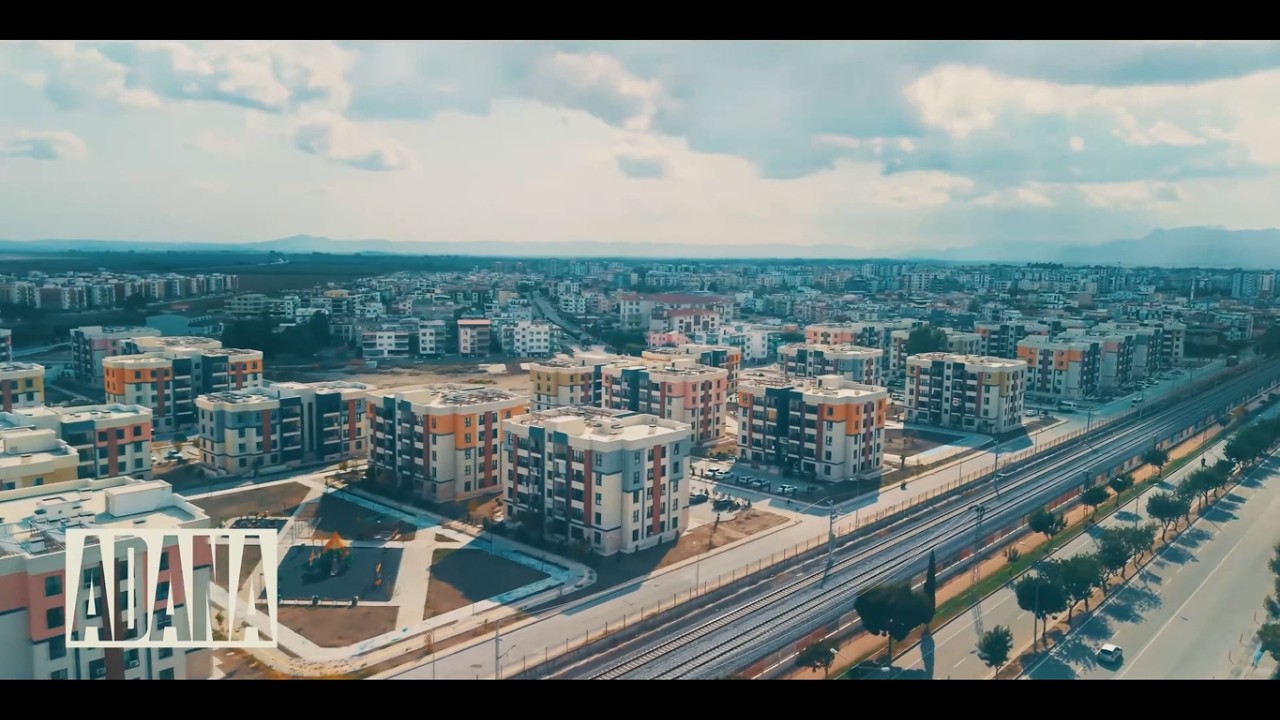 Yeniden kurulan şehirler,Yeniden başlayan hayatlar,Ve o anlara eşlik eden çok tanıdık yüzler…