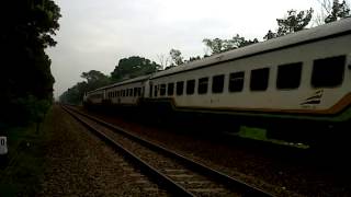Kereta Api Senja Utama Solo Melintasi Laweyan menuju ke Stasiun Solo Balapan