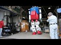 巨大ヒューマノイドロボットのジョイスティック歩行