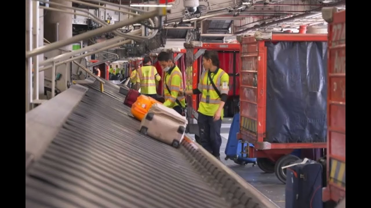 En las entrañas del aeropuerto El Dorado, la principal terminal aérea de Colombia