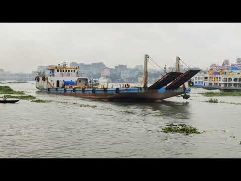 ক্রেনবাহী  বার্জ ছুটে চলছে বুড়িগঙ্গায় Dhaka River Port Buriganga River