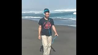 Berjalan di tepi pantai