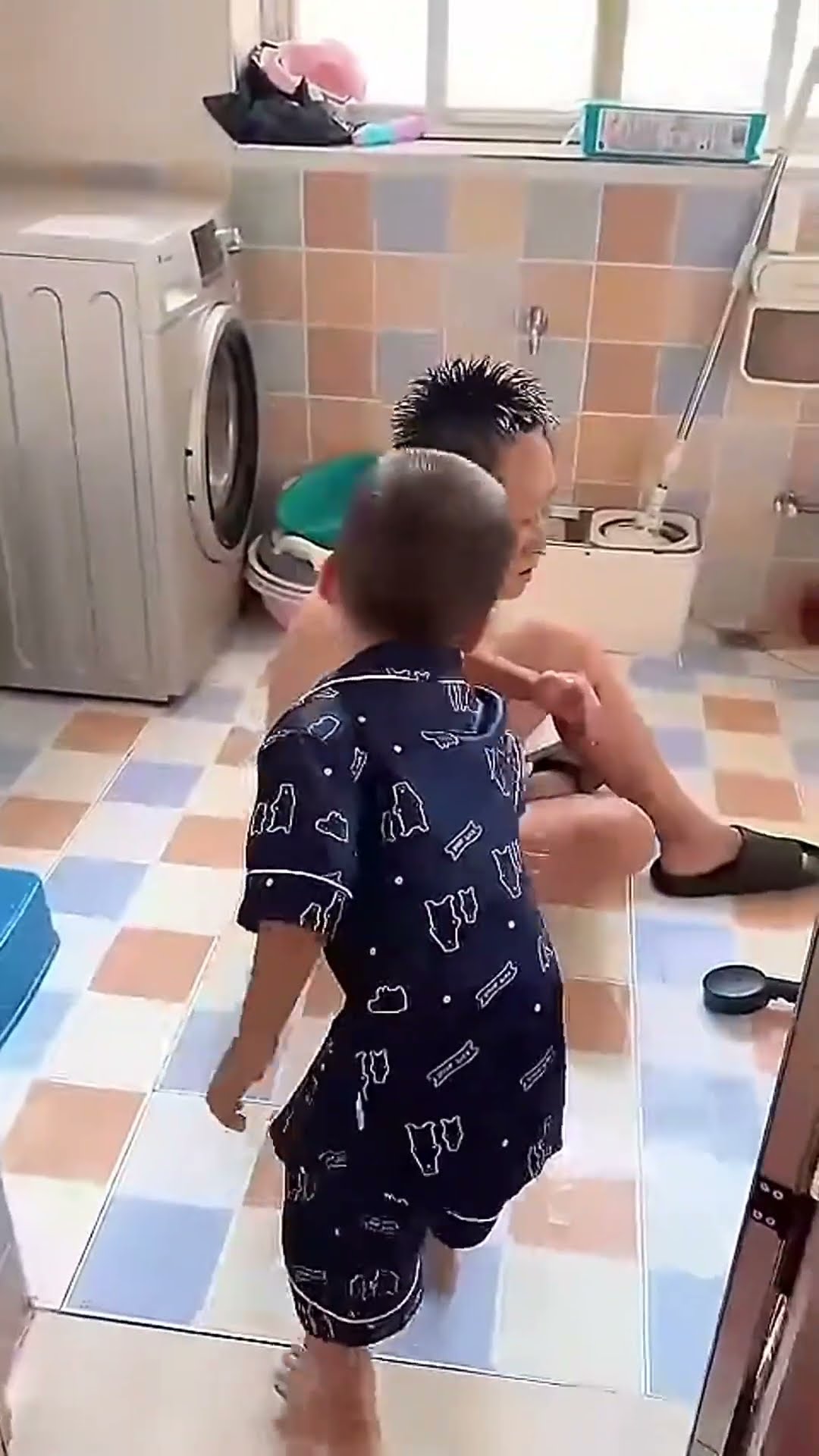 爸爸洗头突然意外！小米宝机智应对，机智救了爸爸的命啊！#Cute baby#Cute#呆萌小米宝#聪明宝宝#萌娃