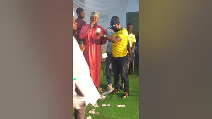 PASUMA SPRAYED MONEY ON YEMI ELESHO WHILE PERFORMING ON STAGE ....YOU WON'T STOP LOVING OGANLA FUJI.