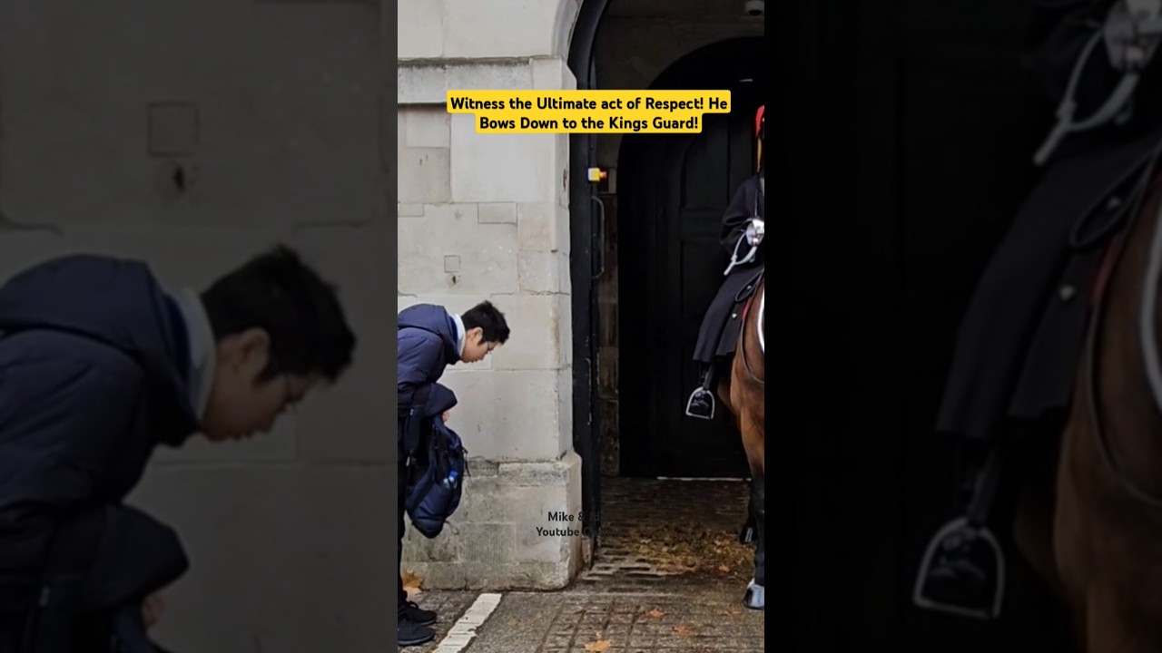 Japanese tourists Bows and shows respect to the Kings Guard! 