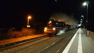 Dampflok fährt durch Bürgeln Bahnhof (Landkreis MarburgBiedenkopf)