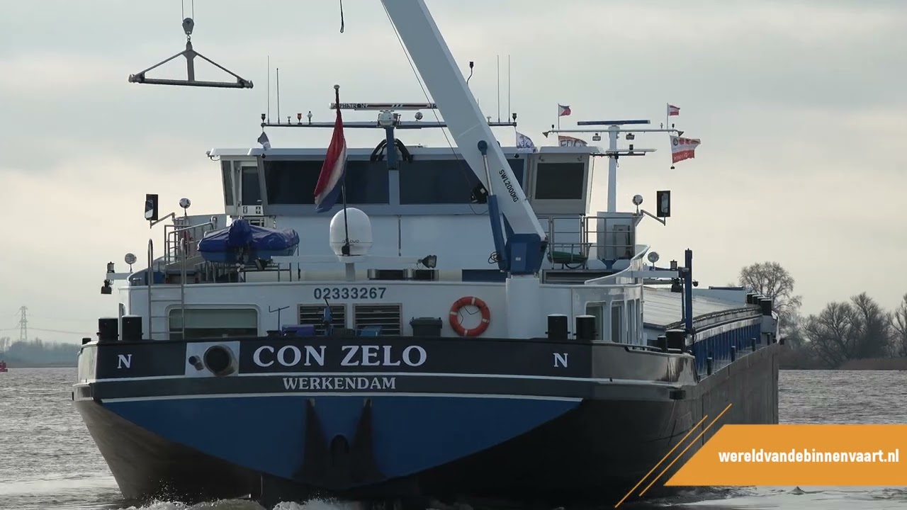 Verschillende schepen bij Werkendam op de Nieuwe Merwede | Binnenvaart