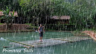 FULL VIDEO: 135 Days build Floating raft on a pond, Solo Survival in the rain. Primitive Skills 193