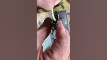 Het installeren van een nieuwe koperen Zippo-achtige lont in een vintage Rogers winddichte benzin...