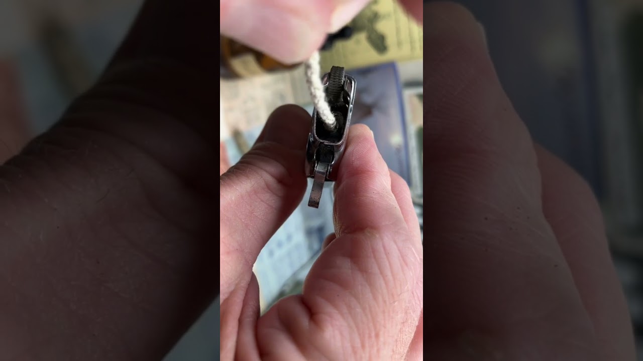 Установка нового медного плетеного фитиля типа Zippo в винтажную ветрозащитную бензиновую зажигал...