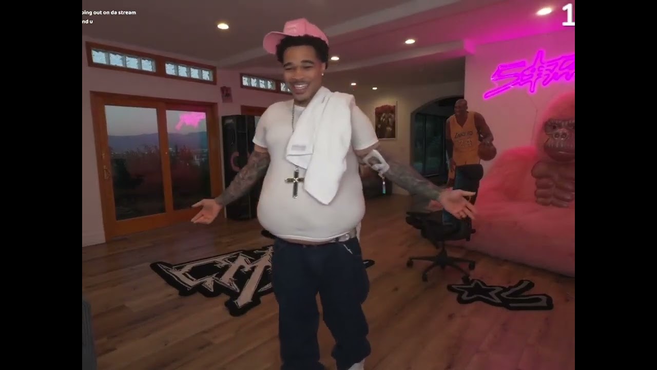 PlaqueBoyMax came on stream with a fat suit on since ladies love men with dad bods like Fanum 😭