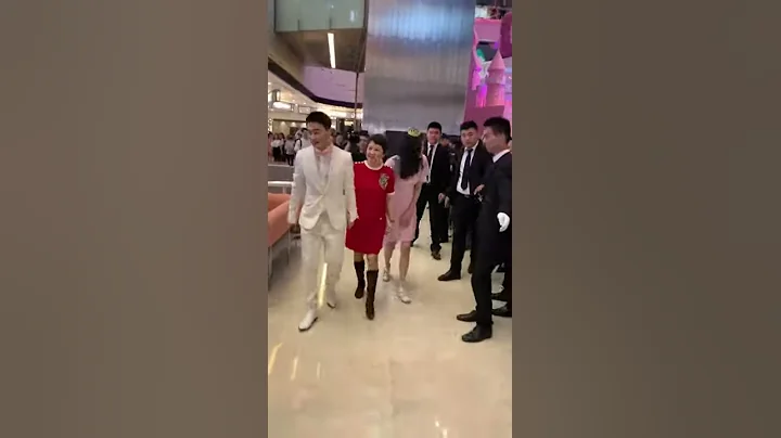 赌王四姨太牵着儿子何猷君和儿媳妇奚梦瑶 - 天天要闻