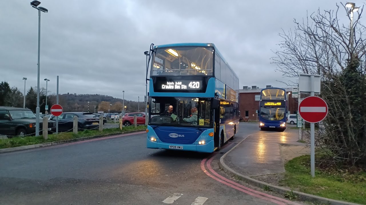 Very rare: Metrobus Scania N270UD OmniCity 6977 (YP09 HWJ), route 420, East Surrey Hospital 27/12/25
