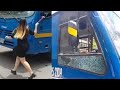 mujer destruye del SITP Transmilenio con un martillo en Kennedy Bogotá Colombia temor de conductores