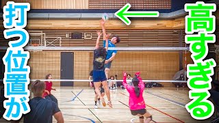 バレーボール指導法　ビデオ Volleyball match) He spikes to deceive the block - YouTube