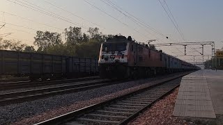 22540 Anand ViharโMau SF Express Speeds past Maripat Ahead of 12302 Howrah Rajdhani ๐