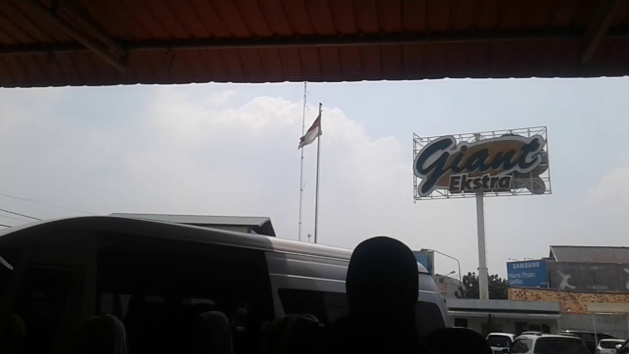 Kesibukan di arnes shuttle purwakarta kota - YouTube