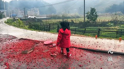实拍广东农村小孩过年放鞭炮烟花，这就是年味【凡摄自媒体】 - 天天要闻