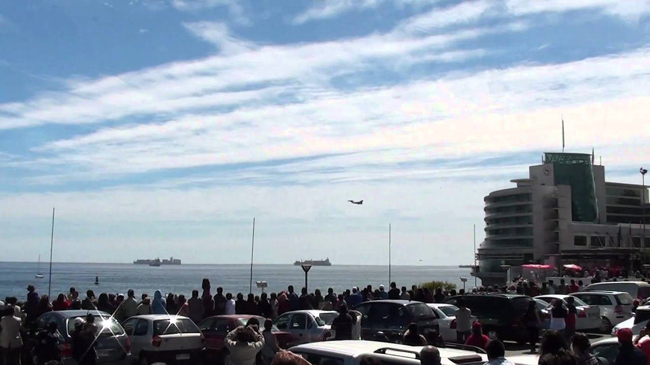 F16 Sobrevolando Viña del Mar-Valparaiso. Revista Naval