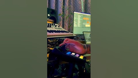 Elliot Hollins layering sounds & building a track with CMPSR!