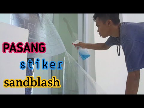 Video: Film Untuk Kaca: Film Berwarna Dan Transparan Berperekat Dekoratif, Tembus Cahaya Dan Sandblasting. Bagaimana Cara Menempelkannya?