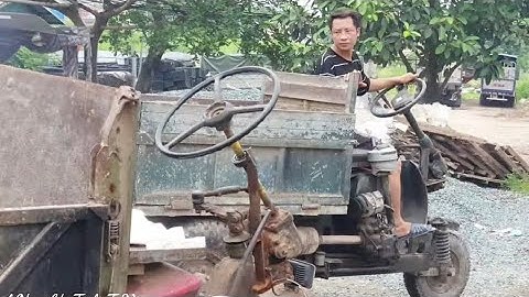 Máy xúc Komatsu MR30 múc cát lên công nông ba bánh