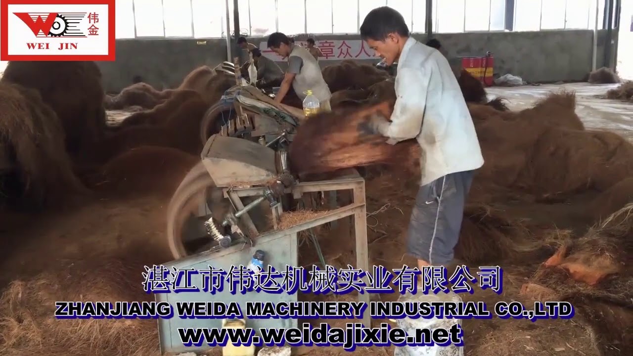 Palm fiber combing machine