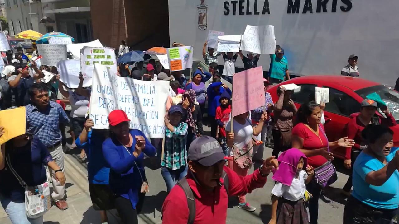Padres de familia protestan por obra en colegio de La Arena - YouTube