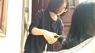 Download Lagu Em cắt tóc cho mẹ em, kết quả là bên phải dài hơn bên trái MP3