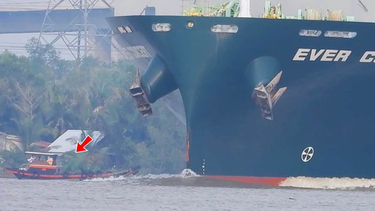 Посмотрите, как гигантский тайваньский корабль пересекает место слияния рек