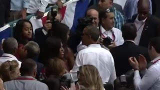 Ovación a Obama y Raúl Castro en el Estadio Latinoamericano