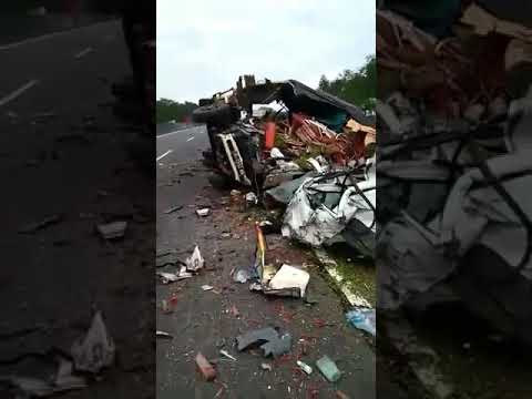 VIRAL kecelakaan  maut truck cabe  di  tol  Semarang  solo  