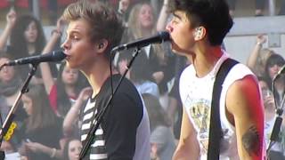 5 Seconds Of Summer - She Looks So Perfect (Live @ Esprit Arena)