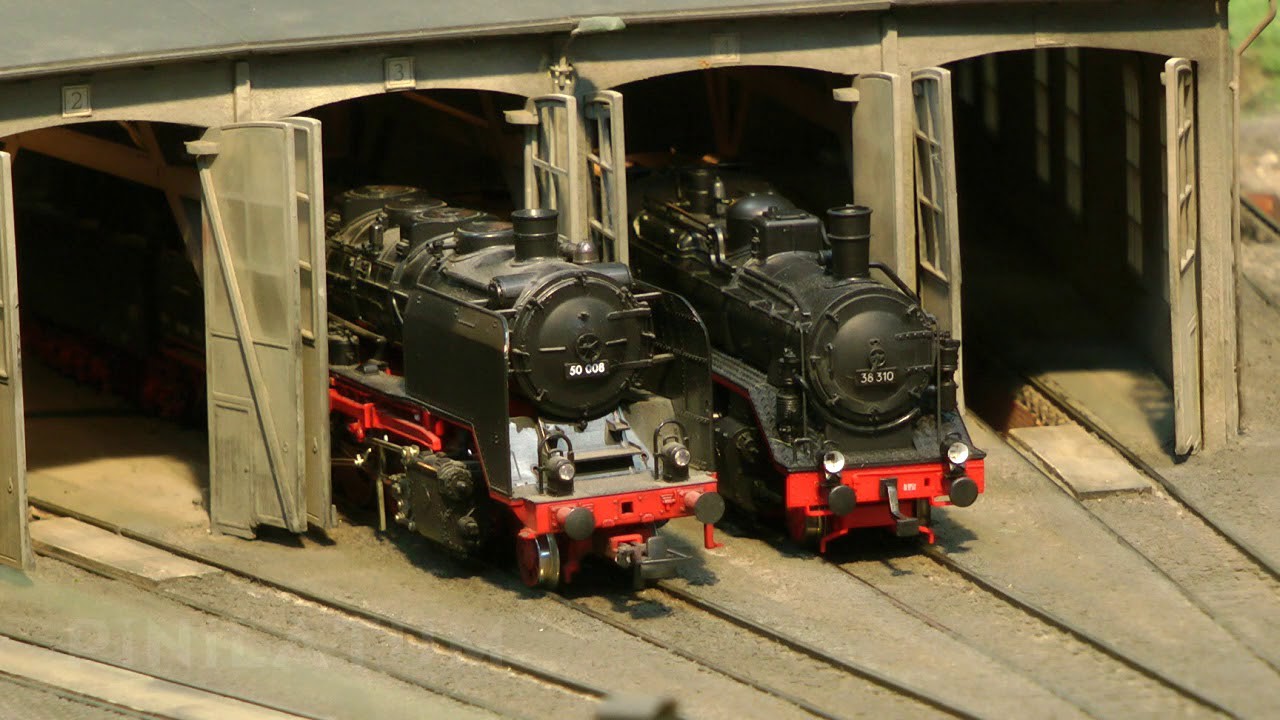 debat Crimineel Zich voorstellen Modelbaan HO met een bovenleiding of rijdraad voor de elektrische  locomotieven uit Duitsland - YouTube