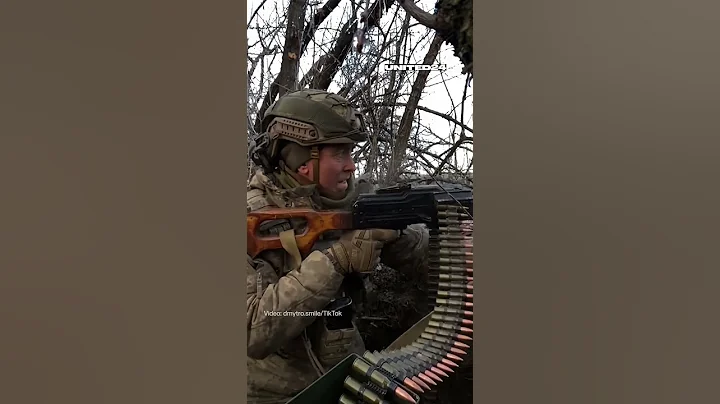 Ukrainian Soldier Opens Fire On Russian Positions With Machine Gun #warinukraine