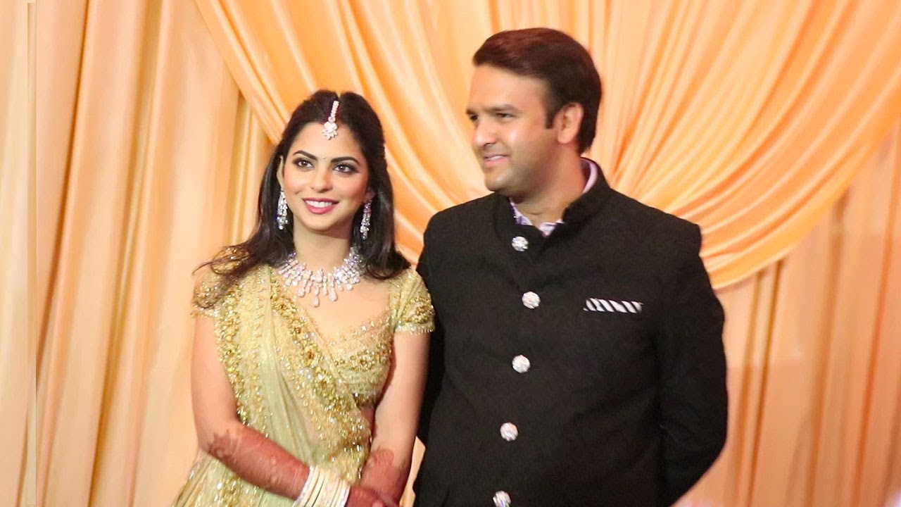 Neuly Married Couple Isha Ambani Anand Piramal S Grand Entry At