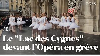 L’Opéra Garnier en grève interprète un extrait du « Lac des cygnes » sur son parvis