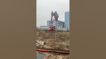 Ép cọc bê tông ly tâm bằng búa rung.