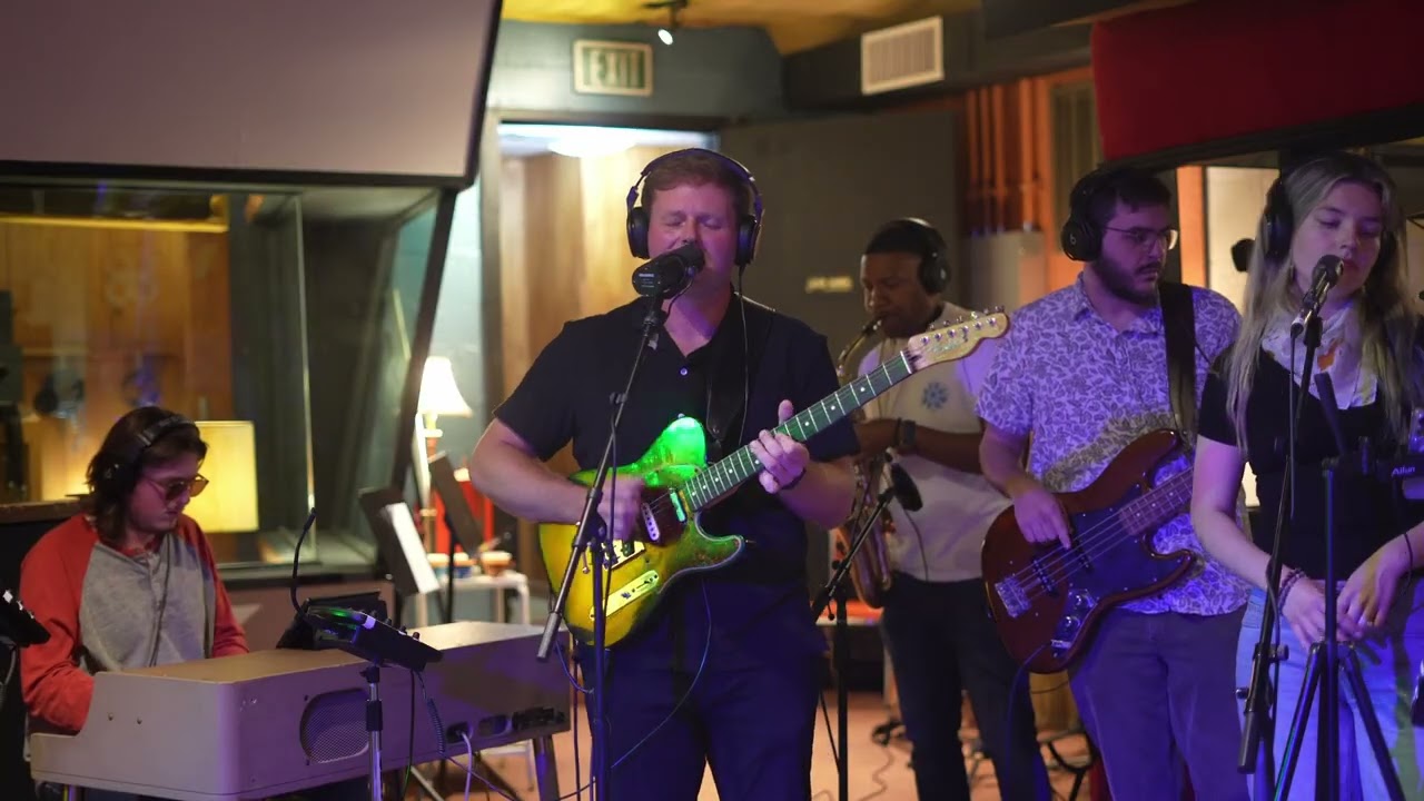 Rhyal Knight - Calm Me Back Down | Live at Muscle Shoals Sound Studio auf YouTube ansehen Rhyal Knight - Calm Me Back Down | Live at Muscle Shoals Sound Studio auf YouTube ansehen