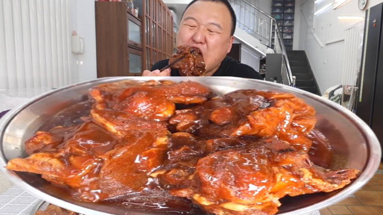 🔥【酱焖牛窝骨爆香预警】阿强做的牛窝骨肉质软烂，吃得停不下来！超大个牛窝骨抱着啃真是太爽了！