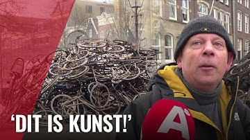 Gigantische stapel fietsen uit de gracht trekt veel bekijks