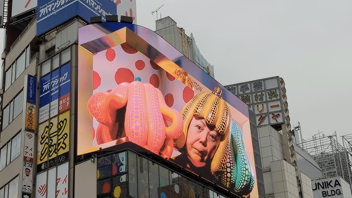 New York, USA. 09th Jan, 2023. Japanese artist Yayoi Kusama robot painting  her famous spots in the window at the Louis Vuitton Fifth Avenue store in  New York City, NY, USA on