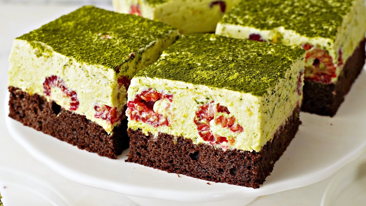 Świąteczne ciasto zielona trawka z pistacjami białą czekoladą i malinami – PRZEPIS