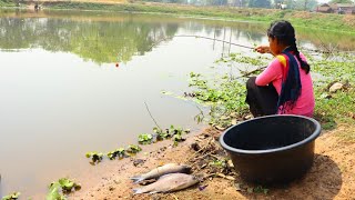 Fishing Video || Village girls are very fond of fishing with hooks || Traditional hook fishing